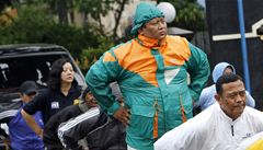 Indonsie vythla do boje proti tlustm policistm. Musej cviit