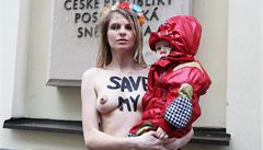 Matce upírá Česko azyl. Polonahá protestovala v Praze