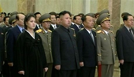 Pohledná Kim ong-unova manelka Ri Sol-u je thotná. 