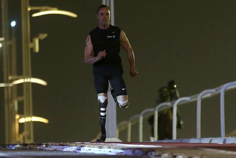 Handicapovaný bec Oscar Pistorius porazil ve sprintu i závodního kon 