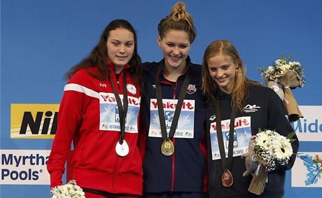 esk plavkyn Simona Baumrtov (vlevo), Amerianka Olivia Smoligaov (uprosted) a Dnka Oestergaard Nielsenov