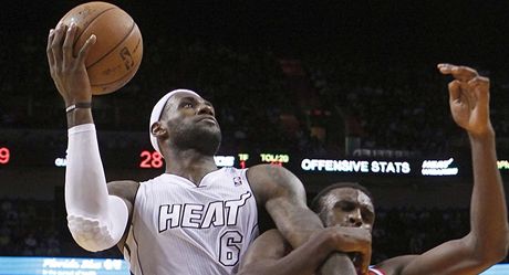 Basketbalista Miami Heat LeBron James (vlevo) a Chris Singleton z Washingtonu Wizards