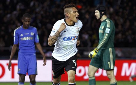 Smutní fotbalisté Chelsea Petr ech (vpravo) a Ramires (vlevo). Uprosted se raduje z gólu hrá Corinthians Paolo Guerrero 