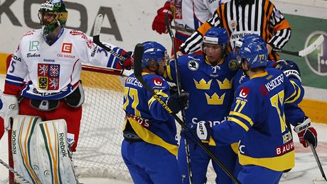 eský hokejový branká Alexander Salák a radující se hokejisté védska