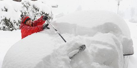 Vydatn nasnilo v rakouském Loferu, lidé museli dlouho odhrabávat sníh z aut.