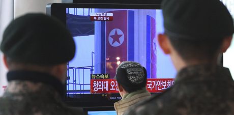 Jihokorejtí vojáci sledují v reportái odpálení severokorejské rakety
