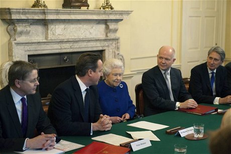 Britská královna se poprvé zúastnila zasedání vlády