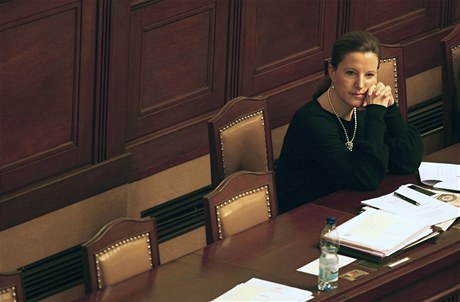 Ministryn obrany Karolína Peake (LIDEM) ve snmovn.