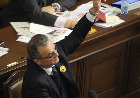 Ministr financí Miroslav Kalousek hlasuje v Poslanecké snmovn v Praze o státním rozpotu. 