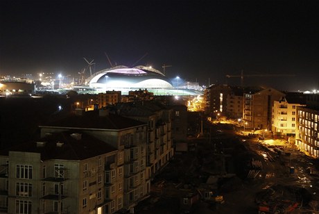 Jeřáby v Soči staví olympijský stadion pro zimní hry v roce 2014