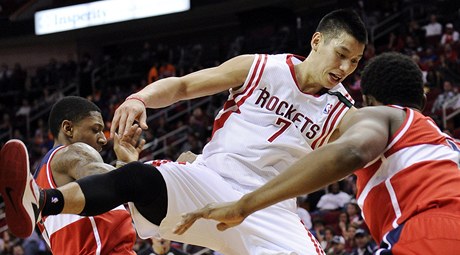 Basketbalista Houstonu Rockets Jeremy Lin (uprostřed) a Bradley Beal (vlevo) z Washingtonu