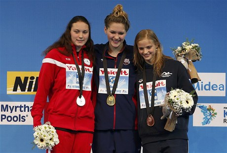 eská plavkyn Simona Baumrtová (vlevo), Amerianka Olivia Smoligaová (uprosted) a Dánka  Oestergaard Nielsenová