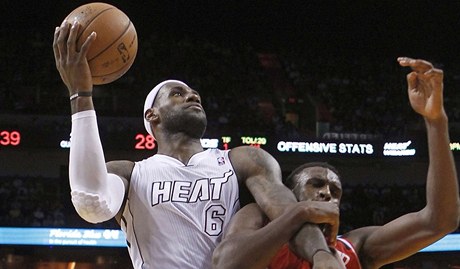 Basketbalista Miami Heat LeBron James (vlevo) a Chris Singleton z Washingtonu Wizards