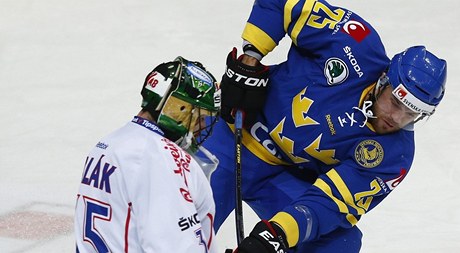 Český hokejový brankář Alexander Salák a Švéd Viktor Stalberg