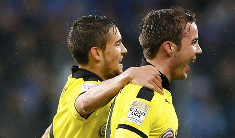 Fotbalisté Dortmundu Mario Götze (vpravo) a Moritz Leitner