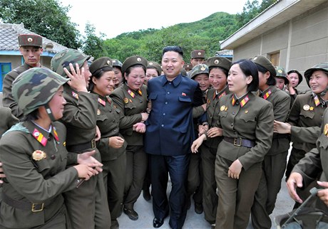 Kim ong-un mezi svými vojakami a vojáky na nedatovaném snímku