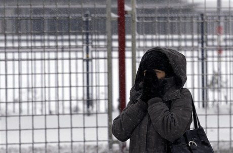 ena v Blehrad si zahívá tvá ped mrazem.