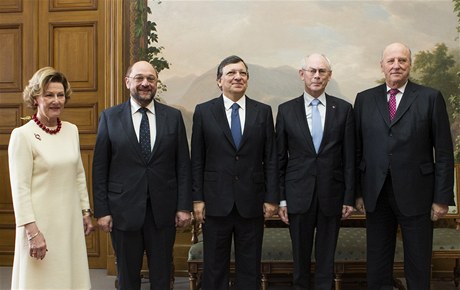 Pedávání Nobelovy ceny za mír. Zleva norská královna Sonja, Martin Schulz, José Manuel Barroso, Herman Van Rompuy a norský král Harald
