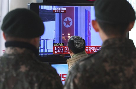 Jihokorejští vojáci sledují v reportáži odpálení severokorejské rakety