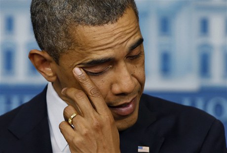 Barack Obama vyjádil lítost, otíral si i slzy.