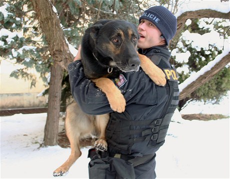 Policejní pes Marko se svým psovodem Vojtchem Koneným. 