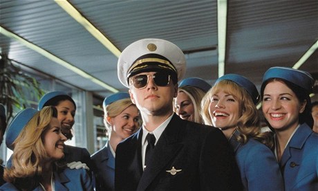 Leonardo di Caprio se ve filmu Chyť mě, když to dokážeš vydával za pilota i doktora.