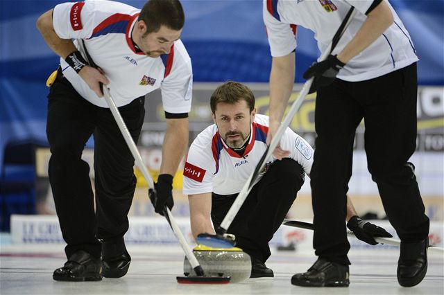 eský curler Jií Snítil (uprosted) na mistrovství Evropy