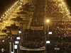 Protesty v Káhie - ped prezidentským palácem stojí tanky, tisíce lidí vak protestují dál. 