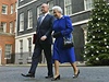 Britská královna kráí po boku éfa diplomacie Williama Haguea poté, co se úastnila zasedání kabinetu. 