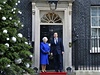 Downing Street íslo 10. Britská královna se vítá s premiérem Davidem Cameronem. 