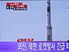 Korejci sledují reportá z odpálení rakety
