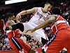 Basketbalista Houstonu Rockets Jeremy Lin (uprosted) a Bradley Beal (vlevo) z Washingtonu