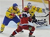 Ruský hokejista Alexandr Radulov (uprosted) ped védskou brankou