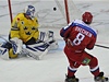 Ruský hokejista Alexandr Ovekin ped védskou brankou