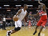 Basketbalista Miami Heat Chris Bosh (vlevo) a Emeka Okafor z Washingtonu Wizards