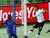 Fotbalista Paolo Guerrero (vpravo) z Corinthians dává gól do sít Chelsea pes obránce Ramirese