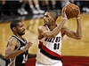 Basketbalista Portlandu Trail Blazers Nicolas Batum (vpravo) a Gary Neal ze San Antonia Spurs
