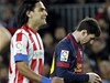 Fotbalista Barcelony Lionel Messi (vpravo) a Radamel Falcao z Atlétika Madrid