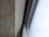 Detail seíznutí stropní desky a schování horního rámu okna.