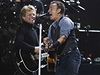 Jon Bon Jovi a Bruce Springsteen spolen vystoupili na charitativním koncet v New Yorku.