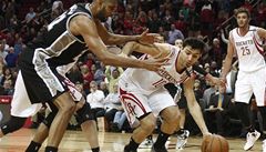 Carlos Delfino z Houston Rockets se sní dostat mí okolo hráe San Antonio Spurs Tima Duncana