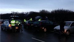 Nehoda asi 15ti aut komplikuje dopravu na silnici R10  v obou sm�rech.