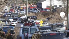 Rodie dtí a média spchají ke kole Sandy Hook, kde se stílelo.