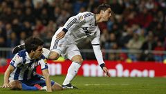 Fotbalista Realu Madrid Cristiano Ronaldo (vpravo) a Javi López z Espa�olu Barcelona 