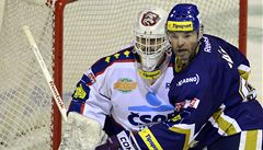Rytíi Kladno - Pardubice. Kladenský útoník Jaromír Jágr a branká Pardubic Martin Rika