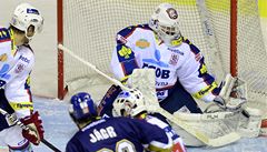 Rytíi Kladno - Pardubice. Pardubický branká Martin Rika likviduje jednu z kladenských stel