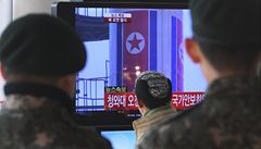 Jihokorejští vojáci sledují v reportáži odpálení severokorejské rakety