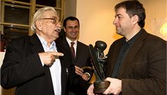 Kniha roku 2012. Spisovatel a publicista Ludvík Vaculík, Dalibor Bal�ínek (uprost�ed) a ocen�ný Milo� Dole�al.