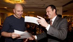 Kniha roku 2012. Filmový kritik a scenárista Ond�ej �tindl s Daliborem Bal�ínkem (vpravo)