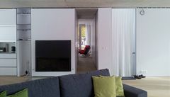 Vnit�ní chodba propojující intimní a spole�enskou �ást domu. 